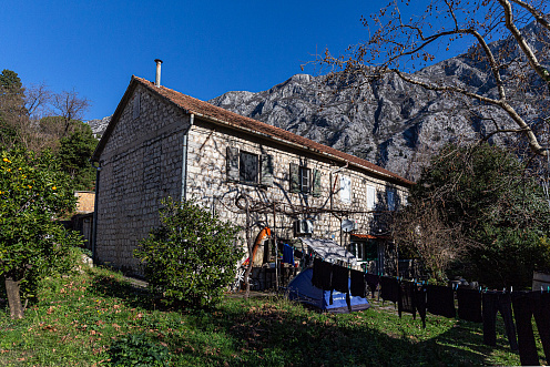 Zu verkaufen – Authentisches Steinhaus mit traumhaftem Blick auf die Bucht von Kotor